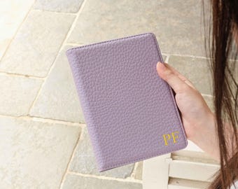 パーソナライズされたヴィーガンレザーのKindleケース · カスタムモノグラム入り電子書籍リーダーカバー · 彼女へのブック好きのためのブティックギフト Paperwhiteシリーズ カラーソフト