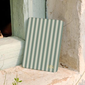 Funda para Kindle con rayas verde salvia y correa de mano, funda minimalista para Kindle Paperwhite, regalo personalizado para lectores.