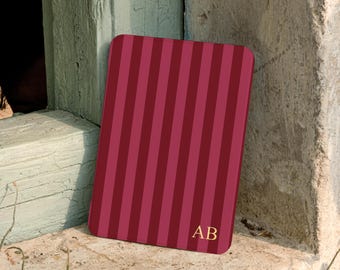 Capa para Kindle com listras clássicas em bordô, capa personalizada com iniciais, alça de mão para Kindle Paperwhite, acessório moderno para leitores.