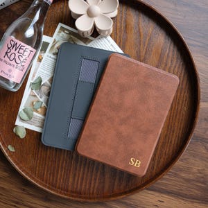 Étui personnalisé pour Kindle Paperwhite 2024 en cuir marron avec dragonne, tout nouvel étui Kindle de 11e génération 6 pouces, étui Paperwhite 12e 7 pouces, cadeau pour elle