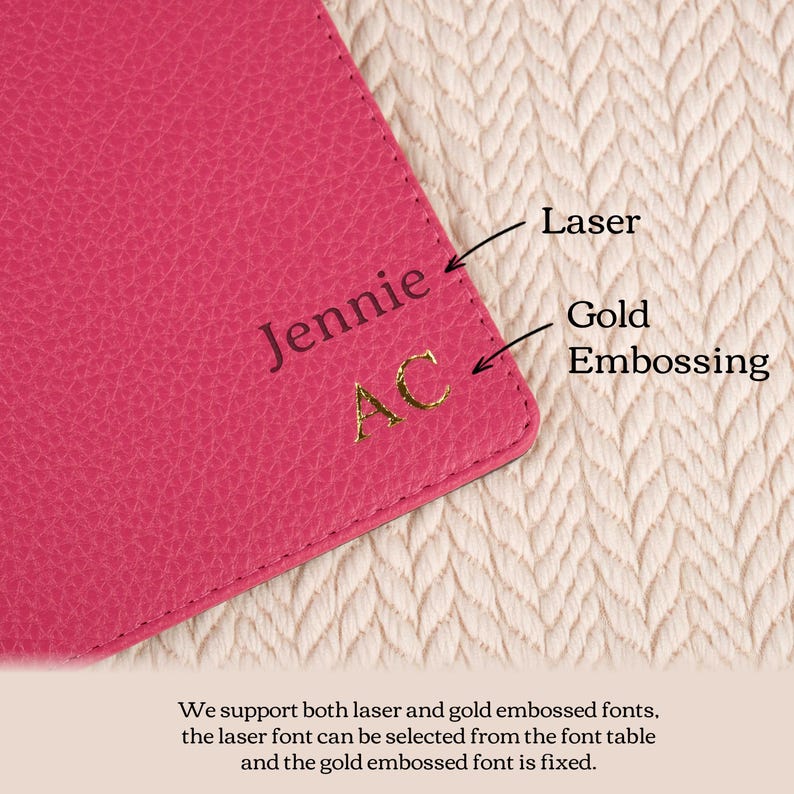 以下が含まれることがあります： ピンクの革製の財布のクローズアップ。財布には「Jennie」という名前と「AC」というイニシャルが金で刻印されています。財布の上には「レーザー」と「金箔押し」という文字が書かれています。
