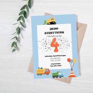Könnte beinhalten: Eine blaue und weiße Geburtstagseinladung mit einem gelben Kipplaster und dem Text "DUMP EVERYTHING Marshall wird 4" und einem schwarz-weißen Spritzmuster. Die Einladung enthält auch ein Datum, eine Uhrzeit, eine Adresse und RSVP-Informationen.