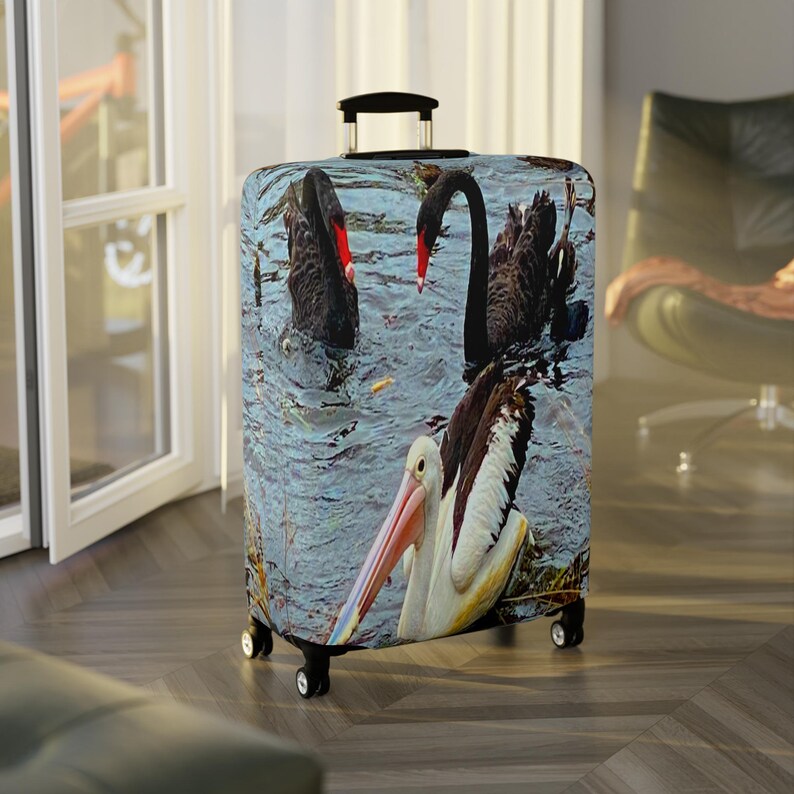 Pelikan und schwarzer Schwan Gepäckabdeckung, australischer Wildlederkofferschutz, Vogelliebhaber-Reisegeschenk Bild 3