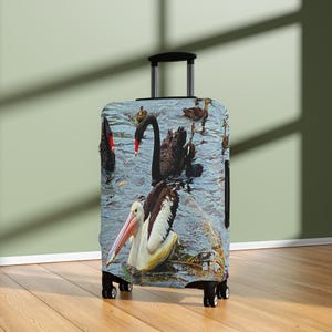 Pelikan und schwarzer Schwan Gepäckabdeckung, australischer Wildlederkofferschutz, Vogelliebhaber-Reisegeschenk Bild 1
