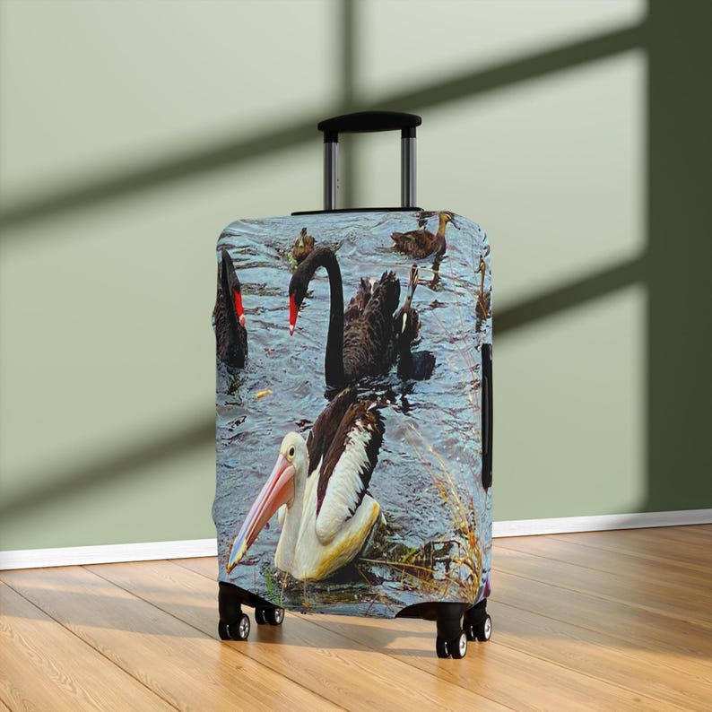 Pelikan und schwarzer Schwan Gepäckabdeckung, australischer Wildlederkofferschutz, Vogelliebhaber-Reisegeschenk Bild 1