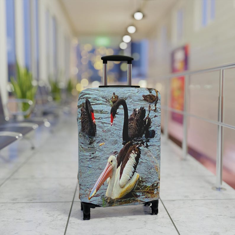 Pelikan und schwarzer Schwan Gepäckabdeckung, australischer Wildlederkofferschutz, Vogelliebhaber-Reisegeschenk Bild 2
