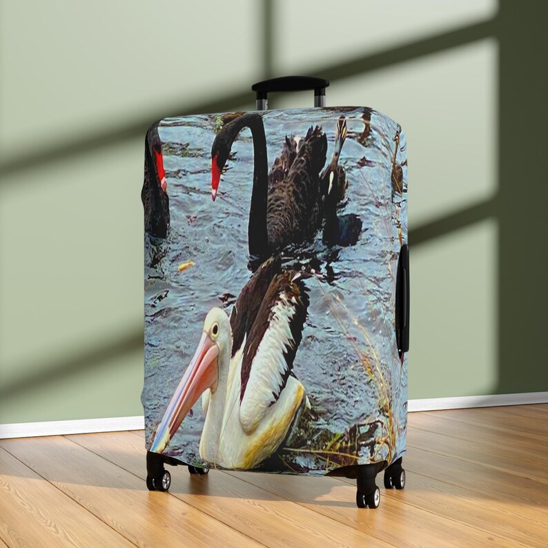 Pelikan und schwarzer Schwan Gepäckabdeckung, australischer Wildlederkofferschutz, Vogelliebhaber-Reisegeschenk Bild 7