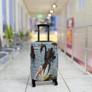 Pelikan und schwarzer Schwan Gepäckabdeckung, australischer Wildlederkofferschutz, Vogelliebhaber-Reisegeschenk Bild 4