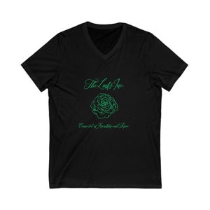 Puede incluir: Camiseta negra de cuello en V con un contorno verde de una rosa y el texto "The Links Inc. Connected at Friendship and Service."