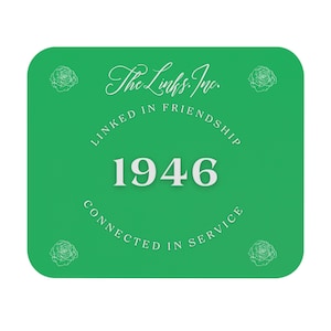 Puede incluir: Un cuadrado verde con esquinas redondeadas que presenta texto blanco que dice "The Links, Inc." con una rosa estilizada a cada lado. El texto "Linked in Friendship" está en un círculo alrededor del año "1946". El texto "Connected in Service" está en un círculo alrededor de la parte inferior del cuadrado.