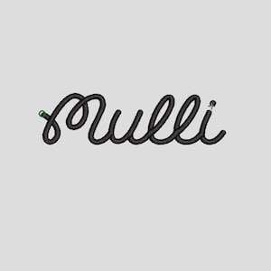 Può includere: Parola ricamata nera "Mulli" in corsivo. La parola è in un design a spirale, con un piccolo accento verde all'inizio e un piccolo mirino alla fine. Lo sfondo è grigio chiaro.