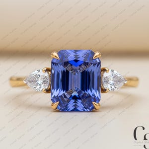 AAAAエメラルドカットタンザナイトリング（ダイヤモンド入り、14Kイエローゴールド） – 12月の誕生石、婚約・記念日の彼女へのジュエリー