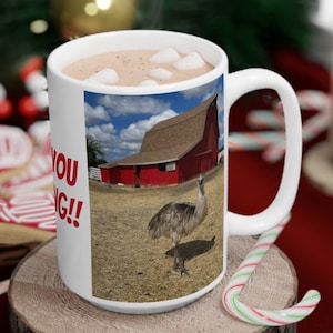 Tasse d'émeu drôle avec grange rouge pour les amateurs d'émeu australiens pour un anniversaire ou un cadeau de Saint-Valentin. Cadeau humoristique mignon de grand oiseau pour le fermier d'émeu.