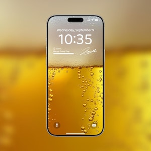 Może przedstawiać: Smartfon wyświetla tapetę z motywem piwa. Ekran pokazuje zbliżenie piwa z bąbelkami, datę, godzinę i tekst "Happy Every Day". Telefon ma srebrną ramkę i czarny górny pasek.