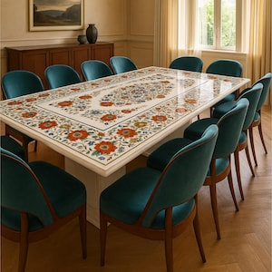 Puede incluir: Una mesa de comedor rectangular con una encimera con incrustaciones florales. Rodeada de sillas de terciopelo turquesa. La mesa presenta un intrincado diseño floral. Las sillas tienen marcos de madera.