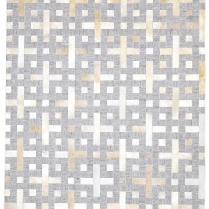 Könnte beinhalten: Ein rechteckiger Teppich aus einzelnen Fellstücken, die in einem sich wiederholenden geometrischen Muster angeordnet sind. Das Design zeigt ein Gitter aus grauen, weißen und hellbraunen Streifen, die sich zu Kreuz- und Quadratformen kreuzen.
