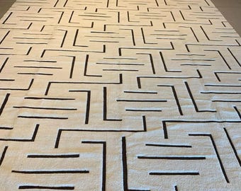 Hand-Tufted Wool Rug: Black and White Minimal Line Design (15x27)