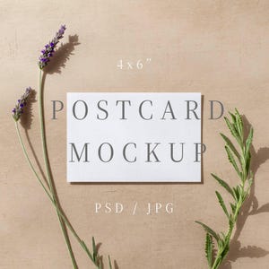 Maqueta de postal de 4x6, tarjeta de lugar, maqueta, papelería, maqueta PSD de objeto inteligente para Photoshop, fondo beige con acentos lavanda