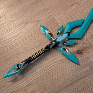 Op de afbeelding: Een teal en zwart fantasy zwaard met een gouden accent. Het zwaard heeft een scherpe punt en een gebogen lemmet.