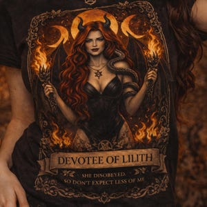 Camiseta Lilith “Devota de Lilith” | Diosa pagana | Estética ocultista gótica | Femenino oscuro | Regalo witchy
