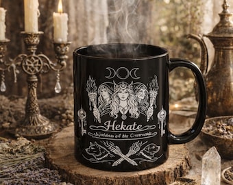 Mug Hécate Triple Déesse – Mug de sorcière à l'esthétique sombre, cadeau païen, déesse des carrefours, décoration ésotérique
