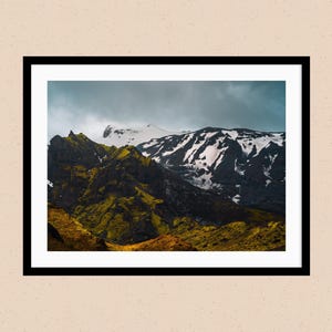 Montagne stratificate con pascoli verdi e cime innevate in Islanda - Stampa artistica per pareti, decorazioni per la stanza, fotografie originali dall'Europa