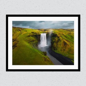 Cascata Skógafoss in Islanda (paesaggio) - Stampa artistica per pareti, decorazioni per la stanza, fotografia originale dall'Europa