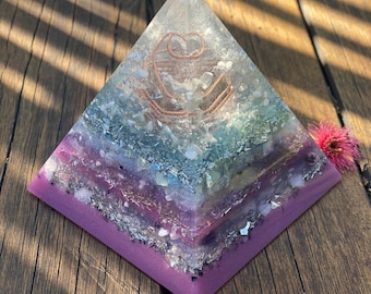 Orgonite Pyramid - EMF support - Quartz Copper Metals Crystals - Meditation Tool