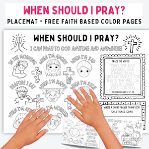 Puede incluir: Mantel individual en blanco y negro con el texto "¿CUÁNDO DEBO ORAR?" e ilustraciones de niños y cruces. Incluye el texto "¡PUEDO ORAR A DIOS EN CUALQUIER MOMENTO Y EN CUALQUIER LUGAR!" y un versículo bíblico. El mantel individual está diseñado para colorear.