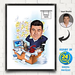 以下が含まれることがあります： 書類や付箋に囲まれた、机に向かう男性の額装されたデジタルポートレート。 似顔絵には、コンピューター、赤い電話、コーヒーカップが含まれています。 「Michael Smith」という文字が男性の頭の上に表示されています。 画像には「Ready in 24 Hours」と表示されています。