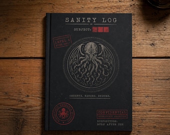 Op de afbeelding: Een zwart notitieboek met de titel "SANITY LOG" en de zichtbare onderwerpregel. De omslag toont een gedetailleerde illustratie van een wezen in een cirkelvormig kader, samen met de tekst "OBSERVE. RECORD. ENDURE." en andere stempels.