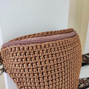Sac banane unisexe avec bandoulière réglable – Sac banane en crochet marron fait main – Sac ceinture spacieux pour un usage quotidien, sac esthétique printemps-été