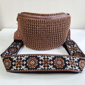 Sac banane en crochet marron fait main – Sac banane unisexe avec sangle réglable – Sac ceinture spacieux pour un usage quotidien, sac esthétique printemps-été