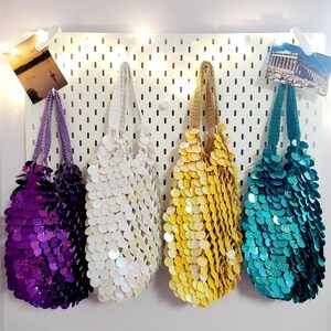Geschenk für Frauen - Glamour für unterwegs: Handgefertigte Häkeltasche mit Pailletten - Umhängetasche aus Netzstoff - Handgemachte Glitzertasche - Sommerpartytasche -