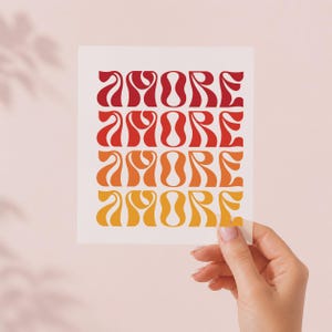 Può includere: Una stampa rettangolare con la parola AMORE ripetuta quattro volte in un layout sovrapposto. Il testo utilizza uno stile di carattere ondulato e distorto. Le due righe superiori sono rosse, la terza è arancione e l'ultima è giallo oro.