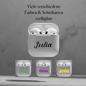 Può includere: Custodia bianca per Airpods con il nome "Julia" in lettere nere. Sono mostrati tre ulteriori custodie con il nome "Julia" in lettere verdi, viola e gialle.
