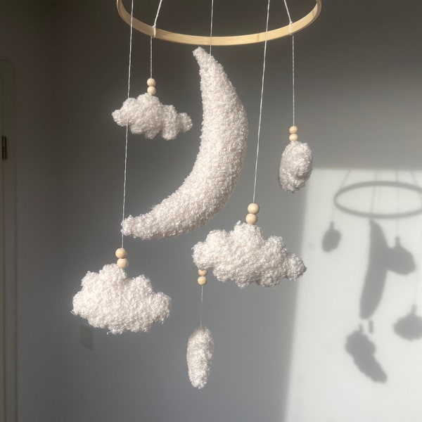 Handgenhät, handmade Mobile für Baby und Kinder. Kinderzimmer, Mond und Wolken Makramee Garn