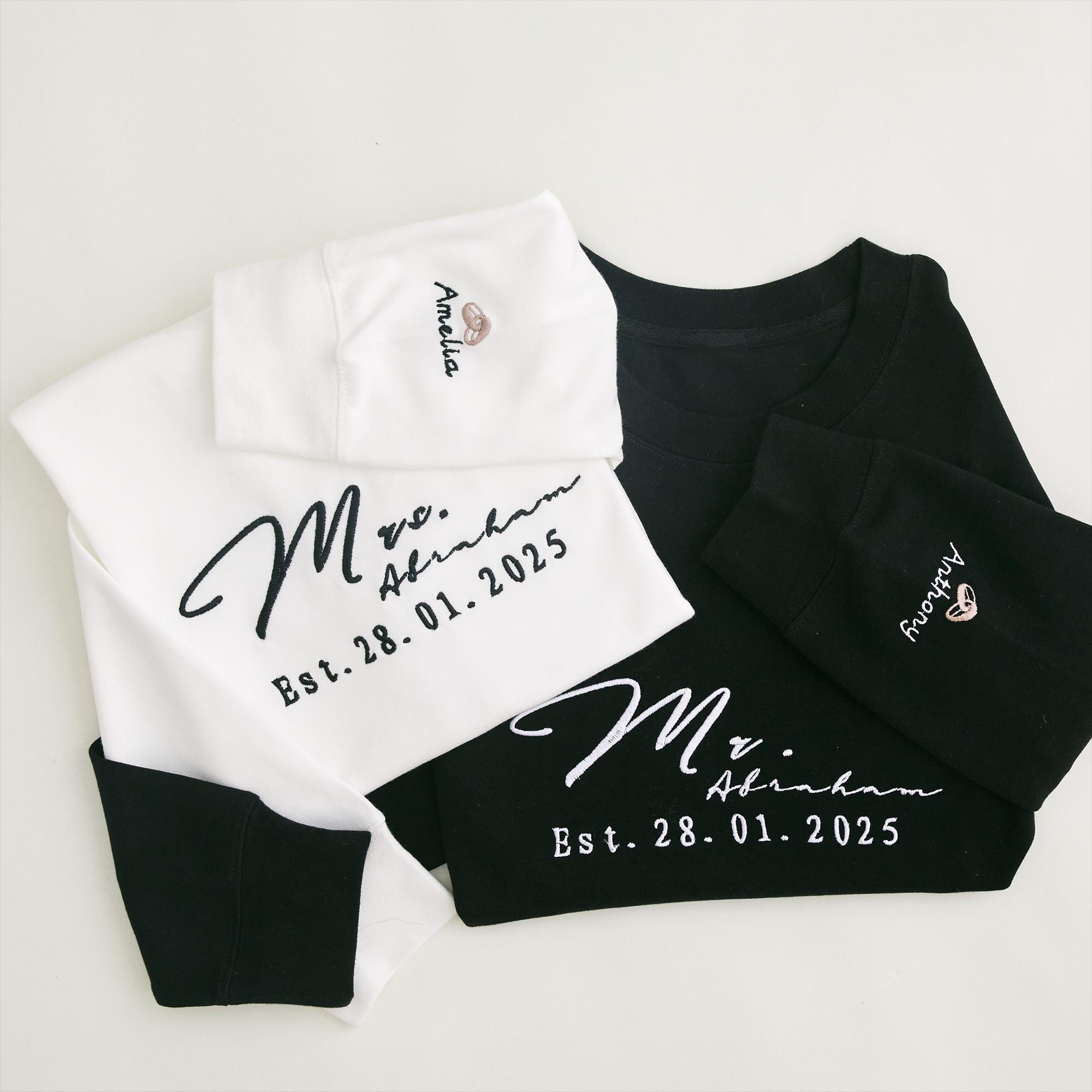 Junges Lächelns Paar Zwei Freun Mann Und Frau In Weißen Rosa T-Shirts Posiert | Premium Foto