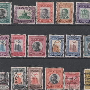 Può includere: Una collezione di francobolli vintage del Regno Hashemita di Giordania. I francobolli presentano vari disegni, tra cui ritratti di re Abdullah I, monumenti architettonici e aerei. I francobolli sono di vari colori, tra cui blu, rosso, verde e marrone.