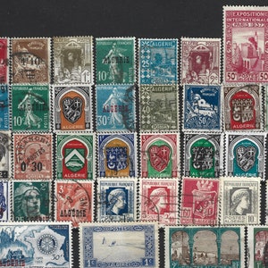 Peut inclure: Une collection de timbres-poste vintage d'Algérie, présentant divers motifs, notamment un coq, une mosquée, un train et un blason. Les timbres sont de différentes couleurs et de différentes valeurs, et certains ont été oblitérés.