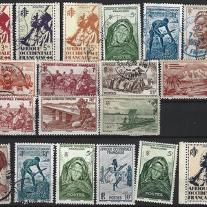 Op de afbeelding: Een verzameling vintage postzegels uit Frans West-Afrika. De postzegels tonen verschillende ontwerpen, waaronder mensen, landschappen en gebouwen. De postzegels zijn in verschillende kleuren en waarden, en sommige hebben de tekst "Afrique Occidentale Française" erop gedrukt.