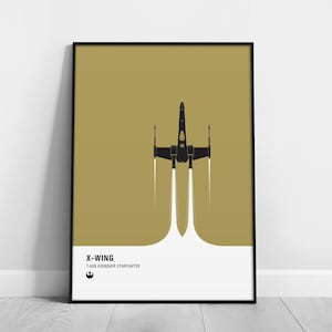 Puede incluir: Póster enmarcado en negro con una ilustración estilizada de un caza X-Wing. La silueta negra del caza estelar se establece sobre un fondo dorado, con estelas de escape blancas. El texto "X-WING" y "T-65B KOENSAYR STARFIGHTER" se muestra en la parte inferior.