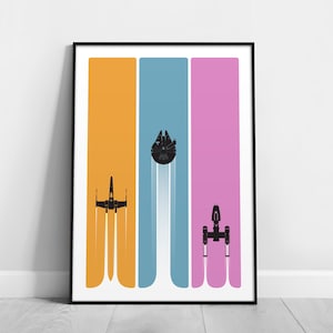 Könnte beinhalten: Ein gerahmter vertikaler Wandkunstdruck mit drei schwarzen Silhouetten von Raumschiffen vor einfarbigen Hintergründen. Ein orangefarbenes Feld zeigt einen X-Wing, ein blaues Feld den Millennium Falken und ein rosa Feld einen Y-Wing-Jäger.