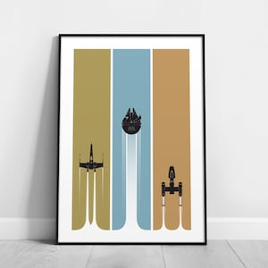 Könnte beinhalten: Ein gerahmter vertikaler Kunstdruck mit drei schwarzen Raumschiff-Silhouetten vor drei verschiedenen vertikalen Farbflächen. Ein X-Wing auf goldenem Grund, ein Millennium Falke auf hellblauem Grund und ein Y-Wing auf beigem Grund.