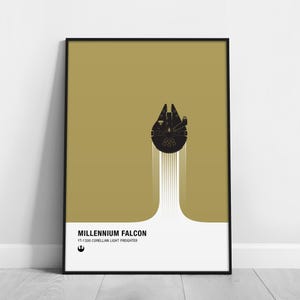 Puede incluir: Póster enmarcado con una silueta negra de la nave espacial Millennium Falcon sobre un fondo dorado. El póster incluye el texto "MILLENNIUM FALCON" y "YT-1300 Corellian Light Freighter" en blanco.