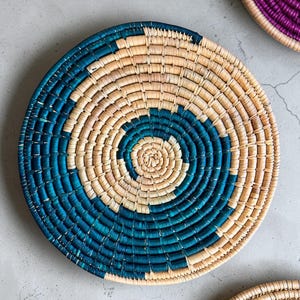 Posavasos y decoración de pared estilo boho hechos con fibras naturales | Tejidos a mano | Salvamanteles | Comercio justo de Nepal | Moonj + Kansh Decor