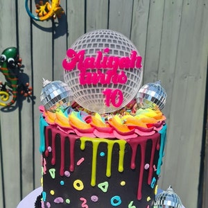 Lot de 12 décorations de gâteau (gâteau) sur le thème du jeu - Peuvent être  utilisées pour la décoration de fête d'anniversaire Fortnite. : :  Cuisine et Maison