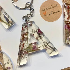 Floraler Buchstabenanhänger mit Vintage - Schriftzügen und echten Blüten, Schlüsselanhänger mit getrocknete Blumen, Kleinigkeit, Mitbringsel