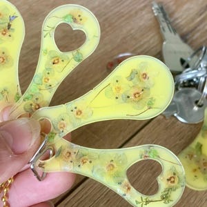Fröhliche Einkaufswagenlöser mit echten getrockneten Blüten und Blumen, Einkaufswagenchip Schlüsselanhänger, kleines Mitbringsel, Give Away