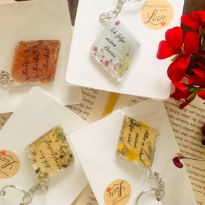 Personslisierter Anhänger mit Spruch, Schlüsselanhänger mit echten gepressten Blumen, Blüten, zur Motivation, Mutmacher, Mantra, Affirmation
